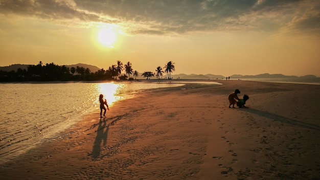 Calendário 2025: Feriados Nacionais Prolongados para Planejar Sua Viagem