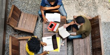 Evasão Escolar no Brasil: Causas Profundas e Soluções Viáveis - Cover Image