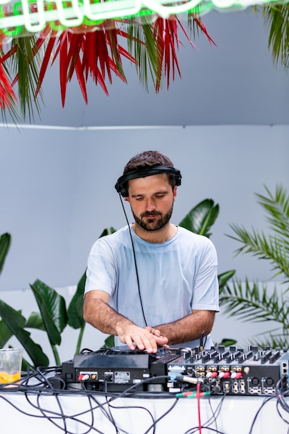 A DJ mixing traditional Brazilian sounds with electronic beats at a vibrant music festival, with a digital crowd watching on large screens. The scene shows the integration of technology and tradition in modern Brazilian music.
