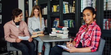 Mudanças Recentes nos Testes Padronizados para Admissão em Faculdades dos EUA - Cover Image